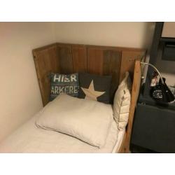 Steigerhouten bed met opberglade