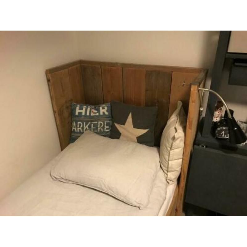 Steigerhouten bed met opberglade