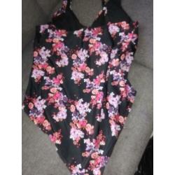 Mooi badpak met bloemen Maat 52