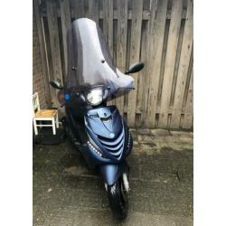 Zeer mooie Piaggo Zip met mat blauwe SP kappen
