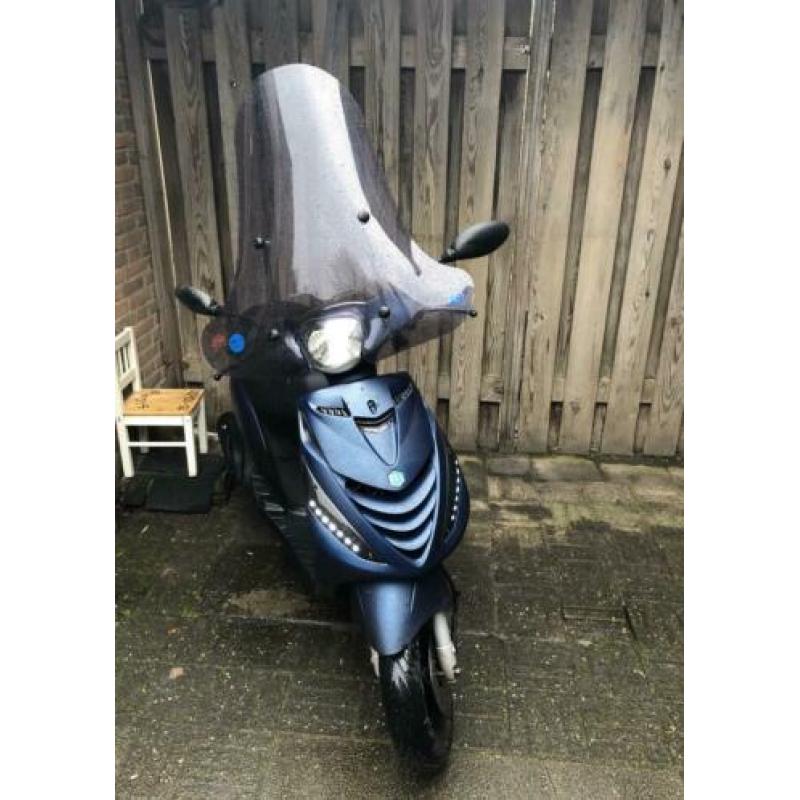 Zeer mooie Piaggo Zip met mat blauwe SP kappen