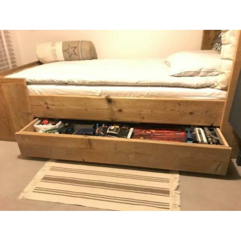 Steigerhouten bed met opberglade