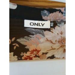Zwart met bloemen tuniek Only maat 40 doorschijnende stof