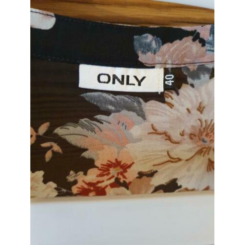 Zwart met bloemen tuniek Only maat 40 doorschijnende stof
