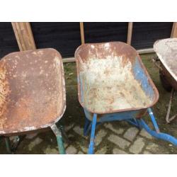 Te koop 4 kruiwagens en een pompwagen