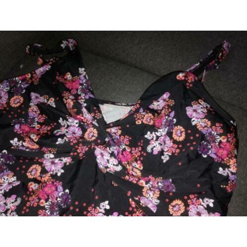 Mooi badpak met bloemen Maat 52