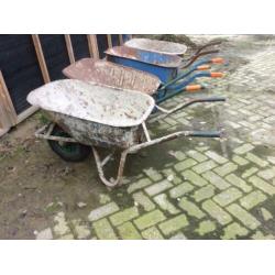 Te koop 4 kruiwagens en een pompwagen
