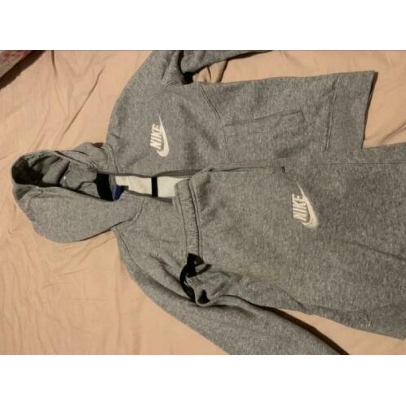 Jongens Nike trainingspak maar 146