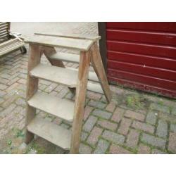 mooie houten dubbelzijdige trap