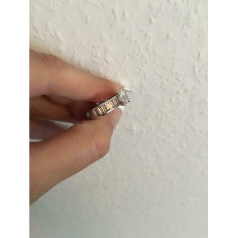 Zinzi Ring maat 16 roze baguettes en solitaire