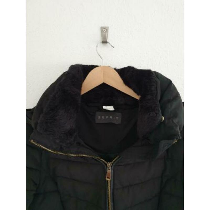 Esprit zwarte winterjas met afritsbare bontkraag en capuchon