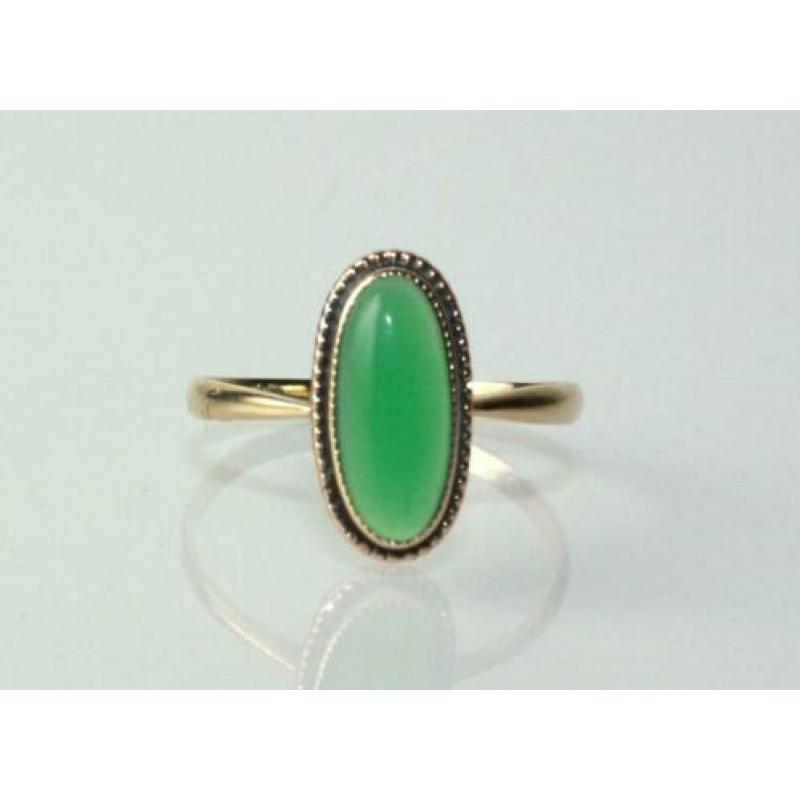 Antieke gouden ring met cabuchon geslepen groene edelsteen