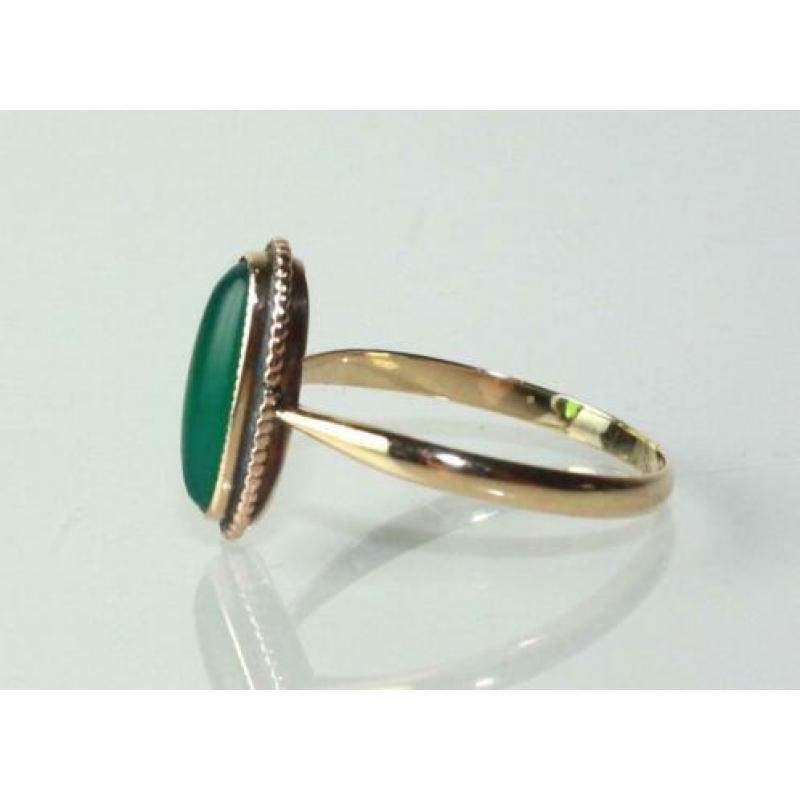 Antieke gouden ring met cabuchon geslepen groene edelsteen