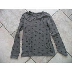 T-shirt lange mouw grijs met sterren. Maat 146