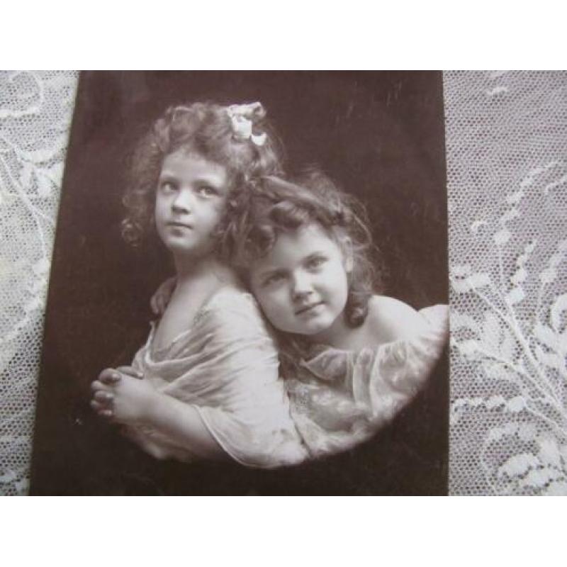 Antieke kaart uit 1910 met reclame - 2 meisjes in witte jurk