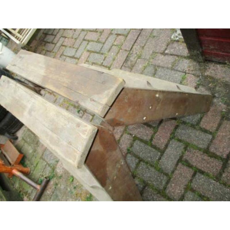 mooie houten dubbelzijdige trap