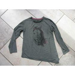 T-shirt lange mouw grijs met sterren. Maat 146
