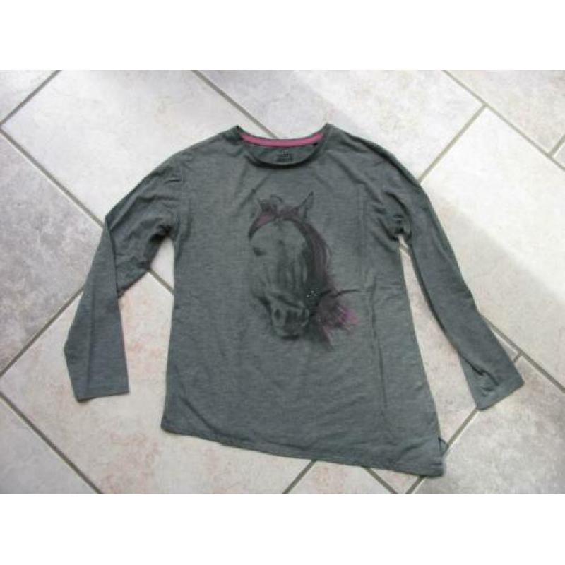 T-shirt lange mouw grijs met sterren. Maat 146