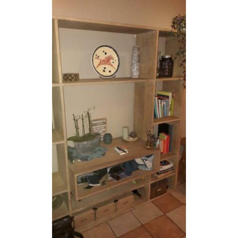 licht eikenhouten kast mag weg ivm verhuizing De kast is te
