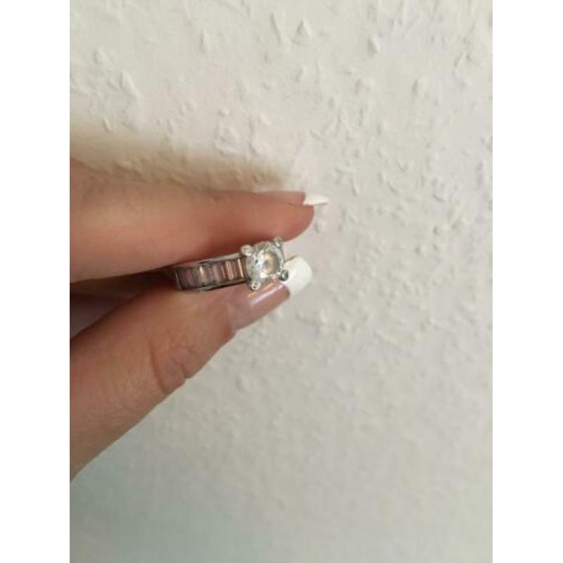 Zinzi Ring maat 16 roze baguettes en solitaire