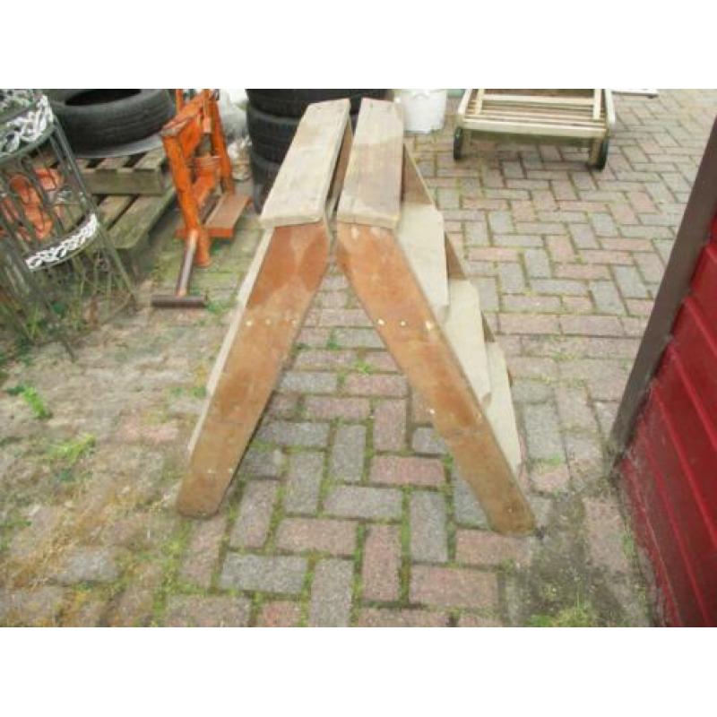 mooie houten dubbelzijdige trap