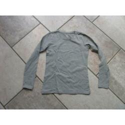 T-shirt lange mouw grijs met sterren. Maat 146