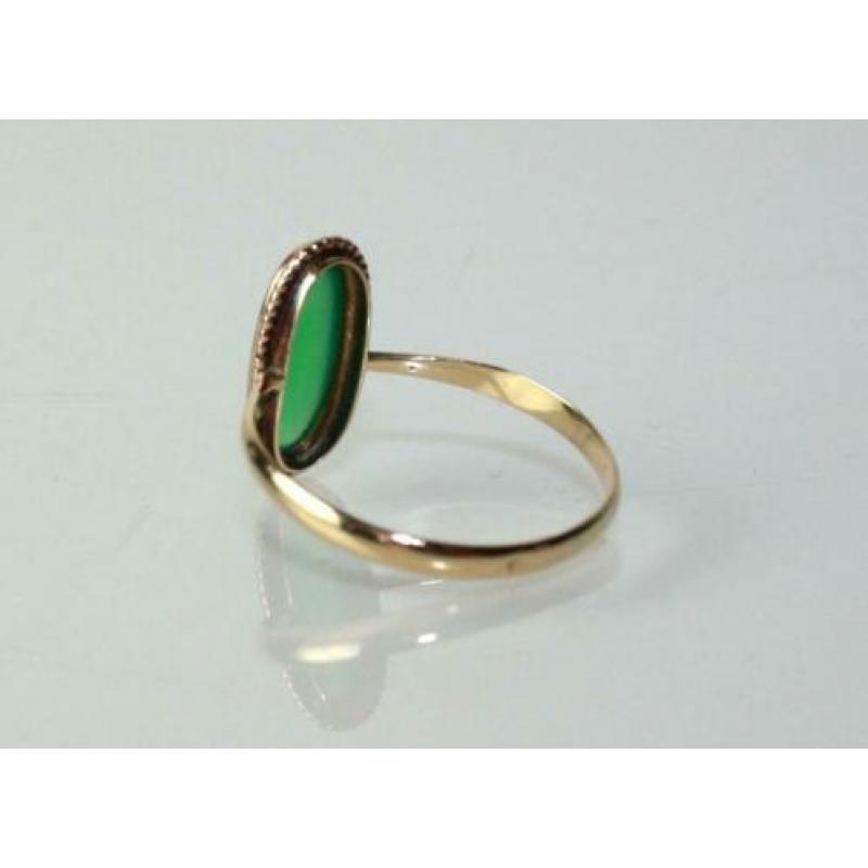 Antieke gouden ring met cabuchon geslepen groene edelsteen