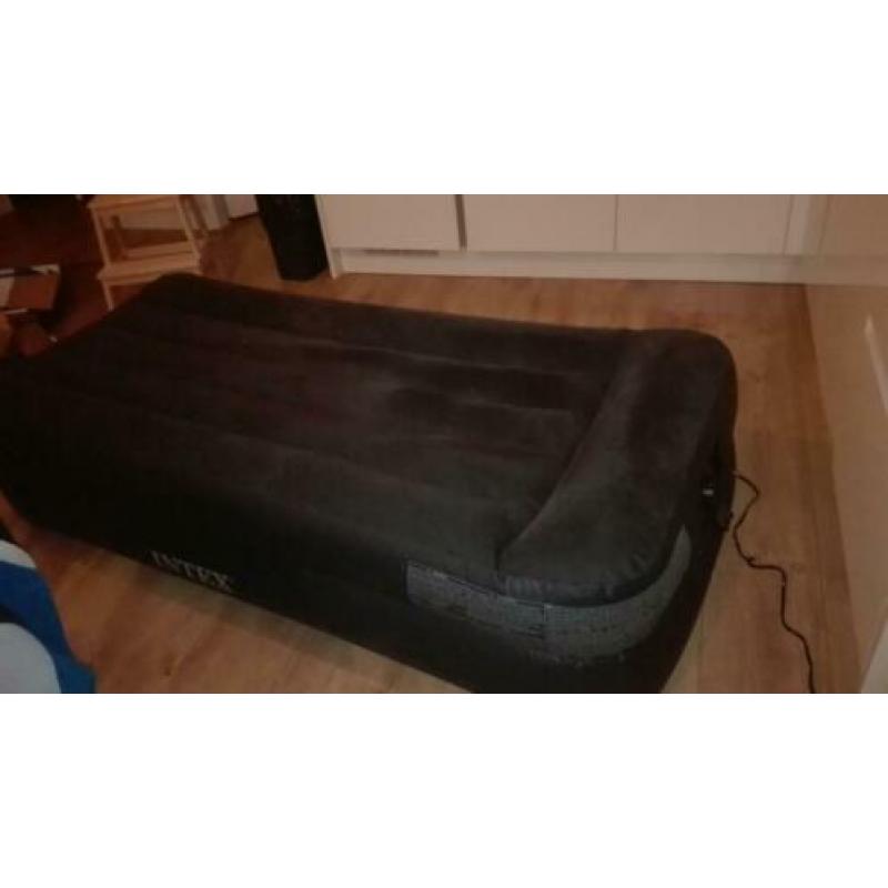 Luchtbed met ingebouwde pomp / air mattress with built-in el