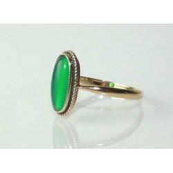 Antieke gouden ring met cabuchon geslepen groene edelsteen