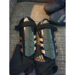 Adidas voetval schoenen maat 35 met scheenbeschermers