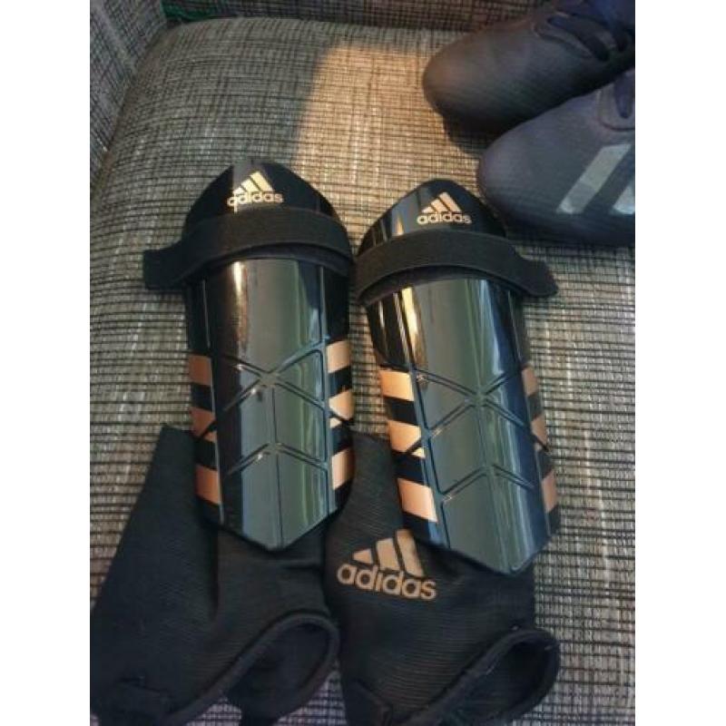 Adidas voetval schoenen maat 35 met scheenbeschermers