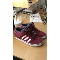 Adidas rood suède. Maat 42