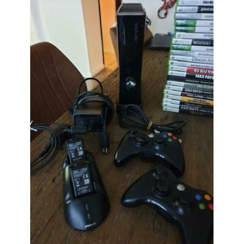 Xbox 360 + 2 controllers + oplader + headsets + 32 games