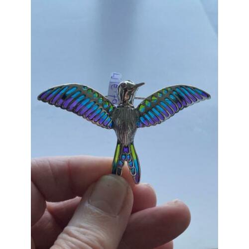 Zilveren broche van vliegende vogel.