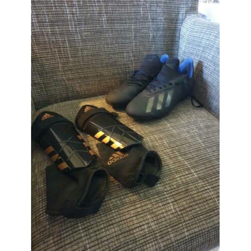 Adidas voetval schoenen maat 35 met scheenbeschermers