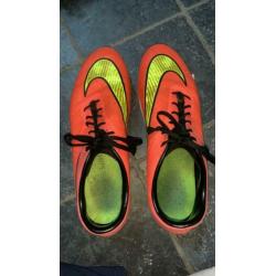 Nike voetbalschoenen roze/geel maat 43