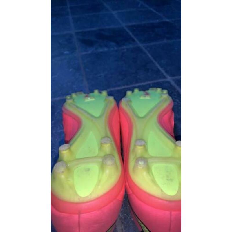 Nike voetbalschoenen roze/geel maat 43