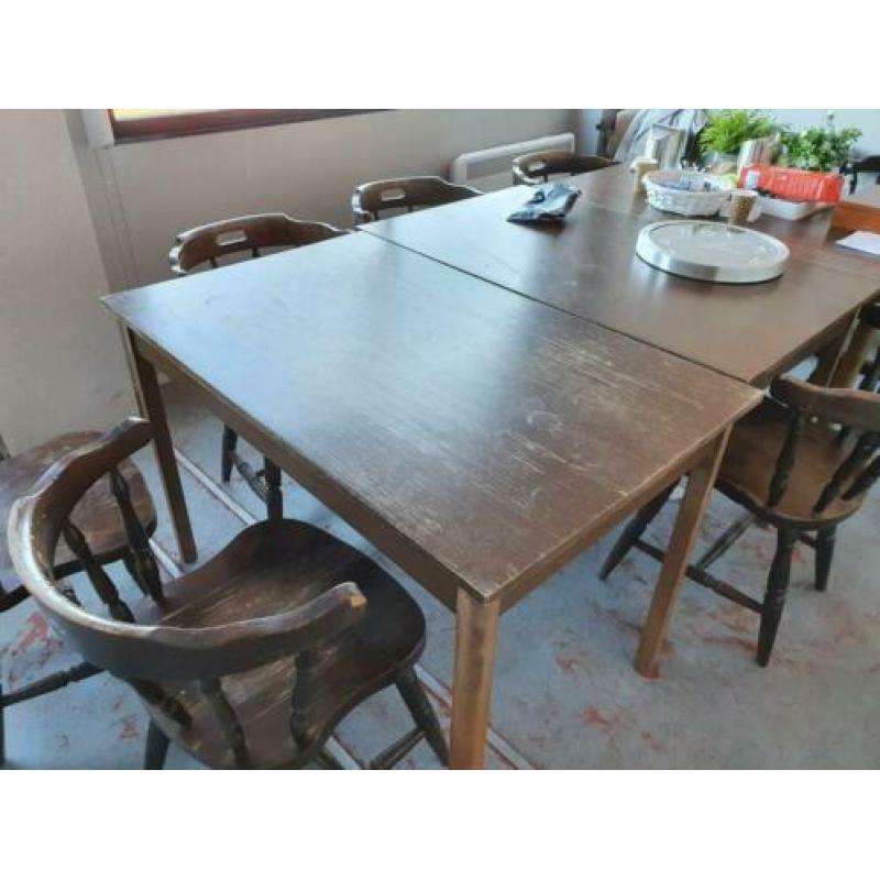 Partij 20 houten stoelen en 6 houten tafels GOEDE STAAT