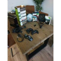 Xbox 360 + 2 controllers + oplader + headsets + 32 games