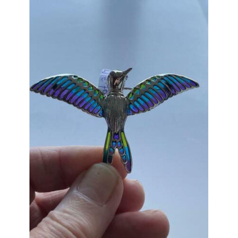 Zilveren broche van vliegende vogel.
