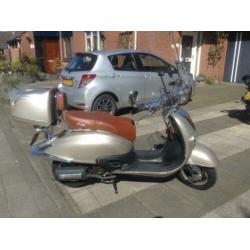 Wij stoppen ermee te koop 2x 25 km scooters.Merk BTC en IVA.