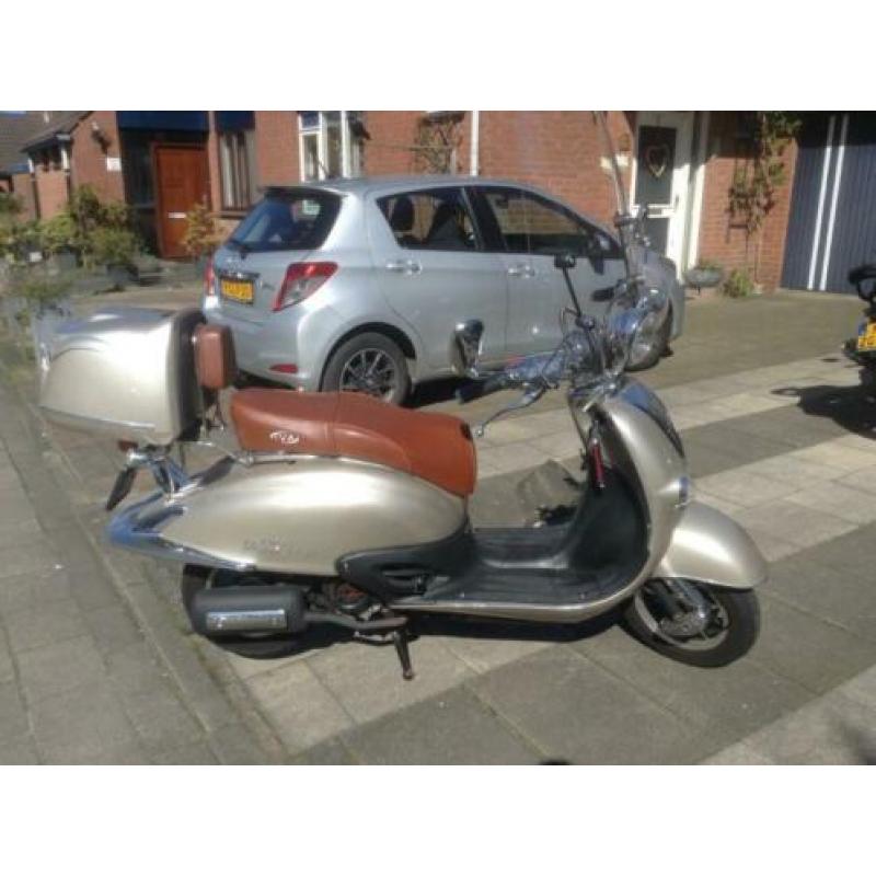 Wij stoppen ermee te koop 2x 25 km scooters.Merk BTC en IVA.