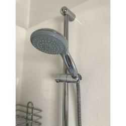 Grohe thermostaatkraan inclusief douchekop en ophangstang.