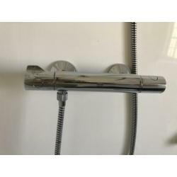 Grohe thermostaatkraan inclusief douchekop en ophangstang.