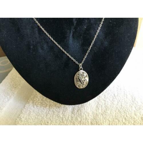Zilver collier met hanger.