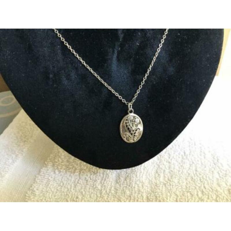 Zilver collier met hanger.