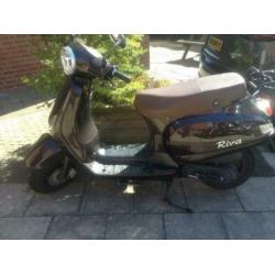 Wij stoppen ermee te koop 2x 25 km scooters.Merk BTC en IVA.
