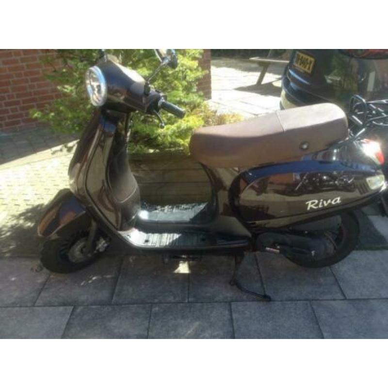 Wij stoppen ermee te koop 2x 25 km scooters.Merk BTC en IVA.