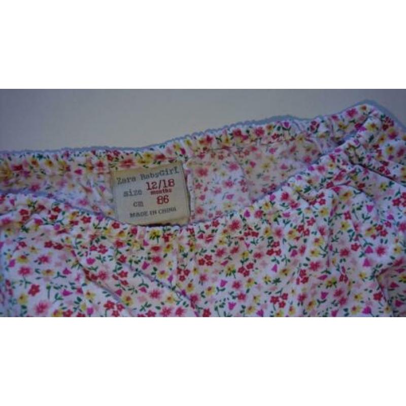 Lieve, gebloemde bloomer van Zara, maat 86