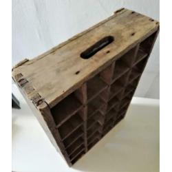 Brocante houten flessenkrant France wijnkrat vakkenkastje
